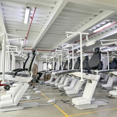 صندلی دندانپزشکی طراحی جدید لوکس واحد 220 ولت صندلی عمل دندانپزشکی رنگ نقره ای با عملکرد سفید کردن دندان نور عمل